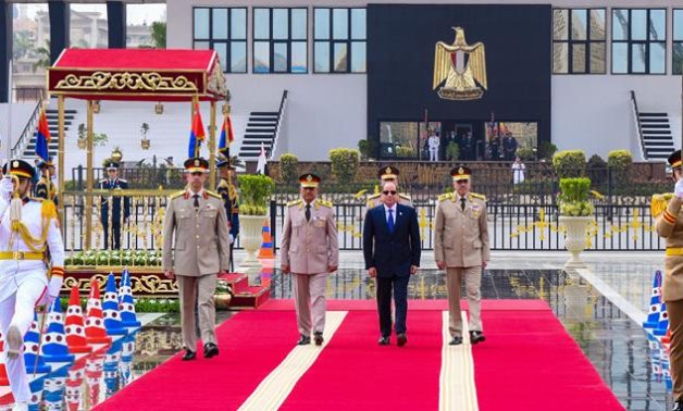Le président Sisi jette une couronne au Soldat Memorial inconnu au Caire