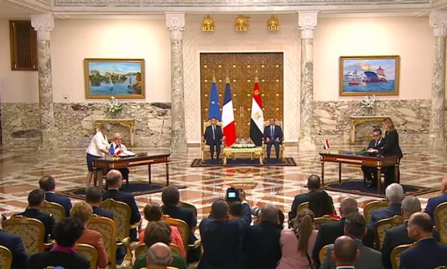 Président Sisi, témoin de homologue français signant plusieurs accords, mous entre deux pays