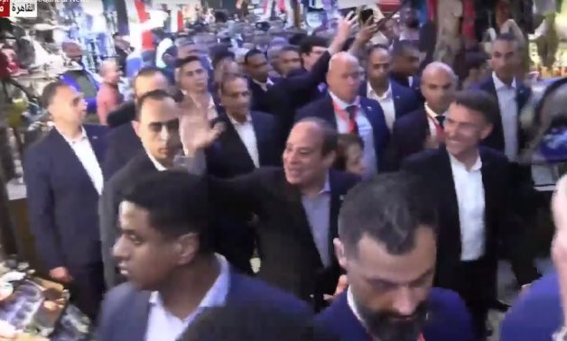 Sissi accompagne Macron lors d'une visite de Khan El Khalili du Caire