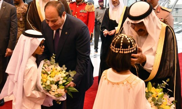 VIDÉO: Amir du Koweït interprète `` Ardha Dance '' lors de la célébration accueillante pour le président égyptien Sisi