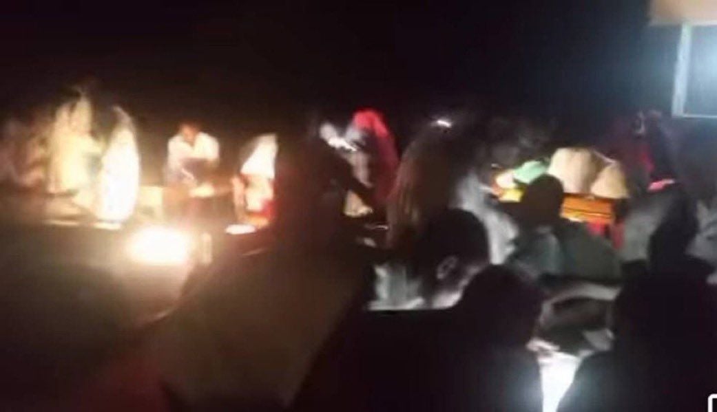 VIDÉO: Les candidats WASSCE écrivent un examen dans l'obscurité en raison de la panne de courant