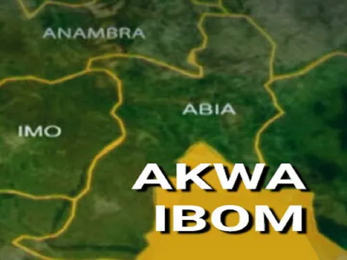AKWA IBOM: Le superviseur de l'éducation fait don de fournitures à l'école primaire