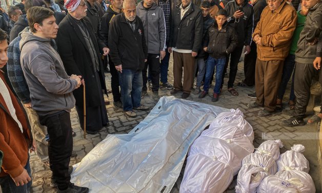 Des centaines de familles palestiniennes fuient le nord de Gaza alors que les frappes israéliennes tuent plus de 100 vendredi