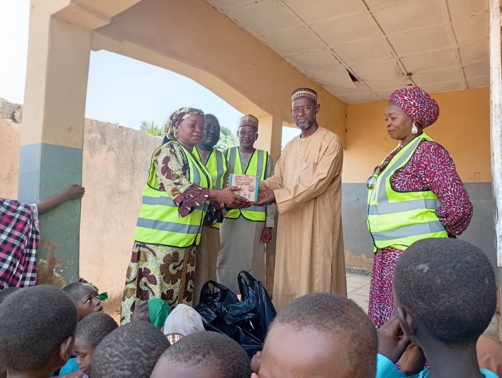 Gombe Noa visite l'orphelinat, les centres axés sur les enfants, d'autres