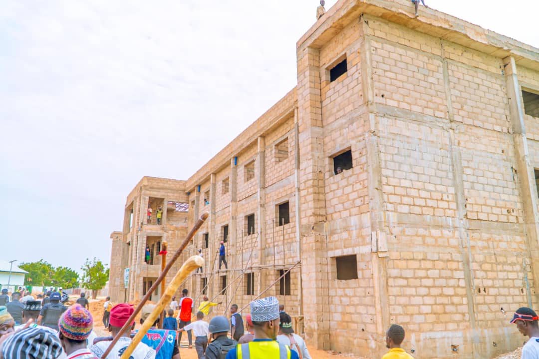 Gov Inuwa célèbre la Journée des enfants avec les étudiants de Mega College Gombe
