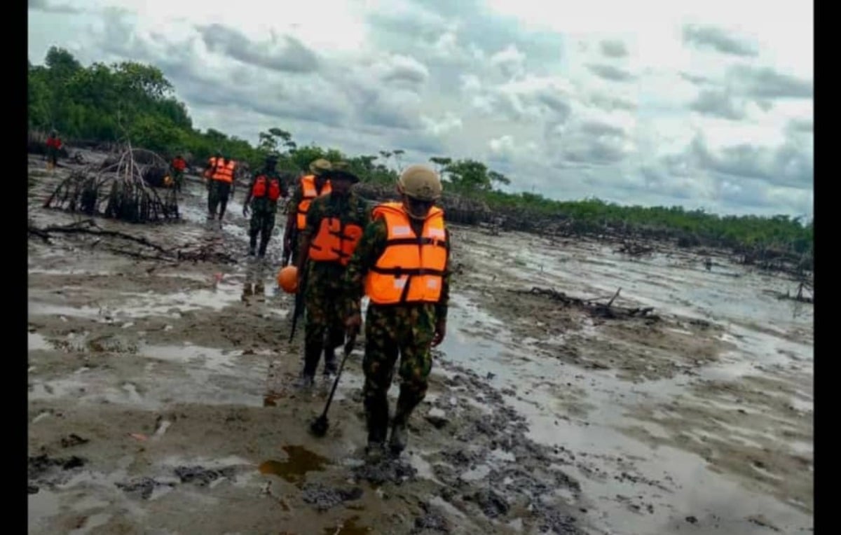 L'armée démantèle 21 raffineries illégales, arrête 36 voleurs de pétrole dans le delta du Niger