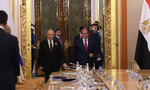 La présidente Sisi accueille l'homologue russe le jour de la victoire, affirme l'importance des liens égyptiens-russe