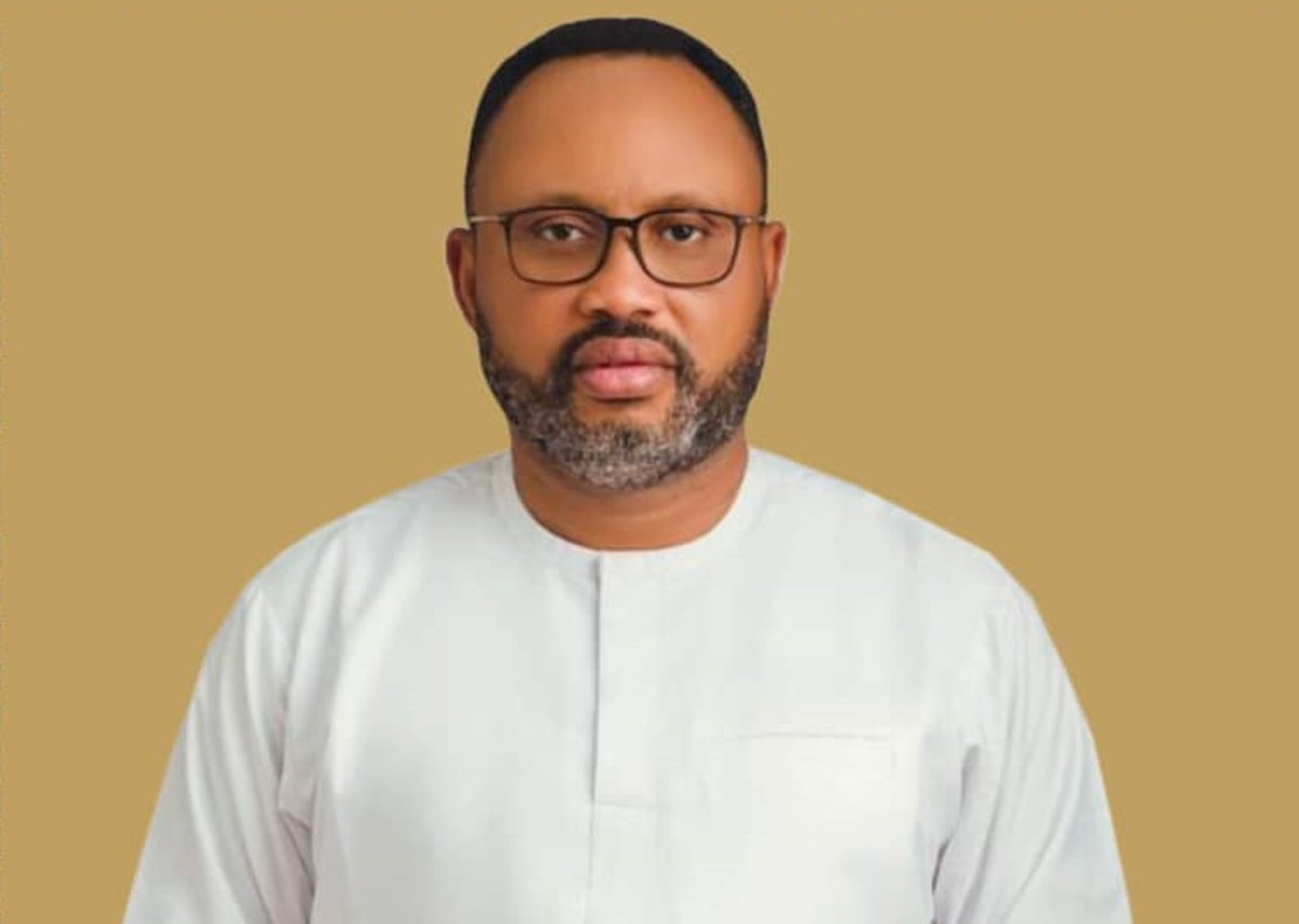 Le député du gouvernement d'Anambra assure le don de Rotary International.