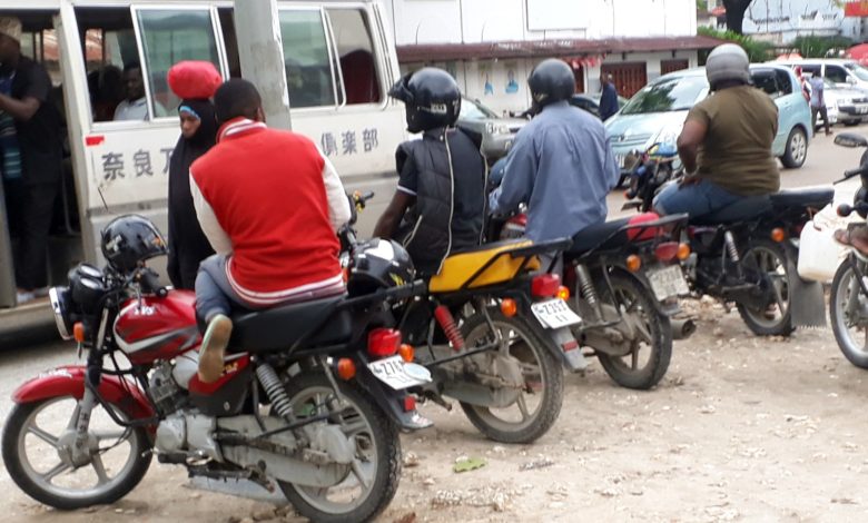 Plus de 500 coureurs de Bodaboda ont arrêté à Zanzibar pour des violations de la circulation