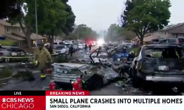 Vidéo: 6 vraisemblablement mortelles alors que l'avion s'écrase dans le quartier américain de Californie