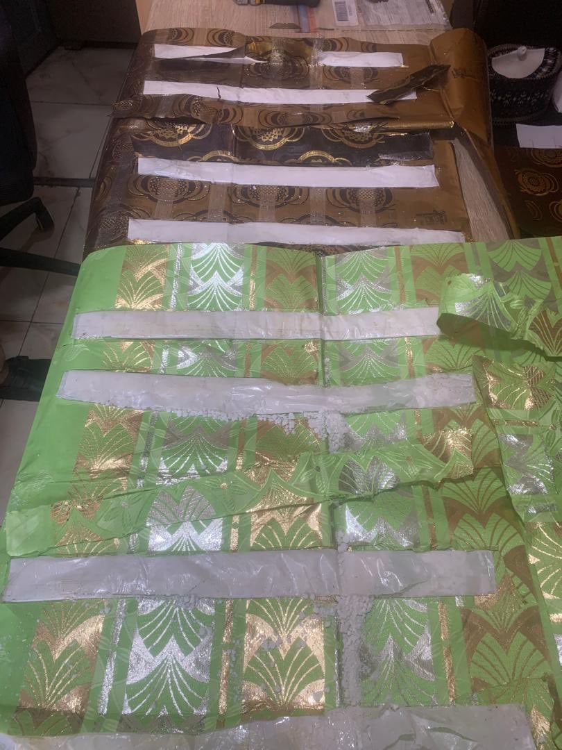Vidéo: Ndlea découvre la cocaïne cachée dans 'aso ebi'