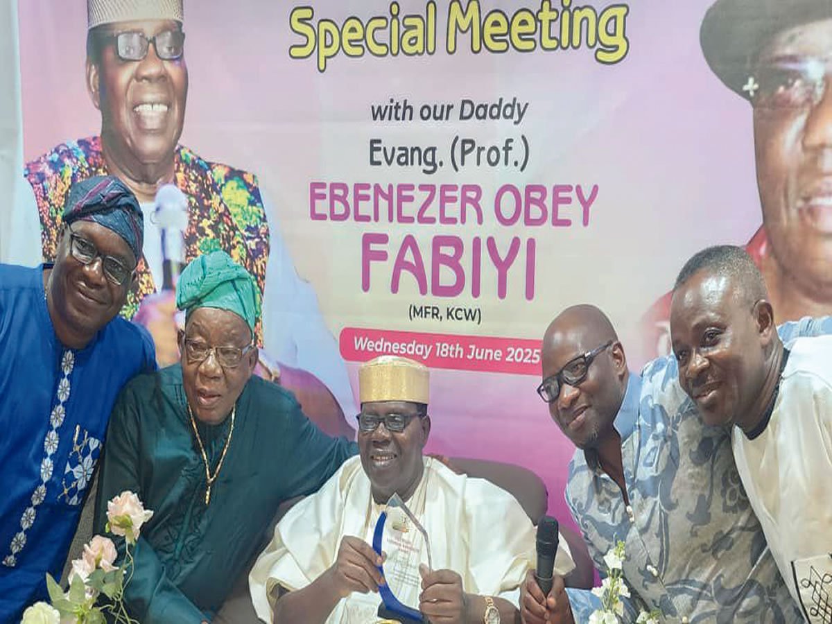 `` Comment j'ai découvert le talent de Barrister, il était un fils digne '' - Ebenezer obéit