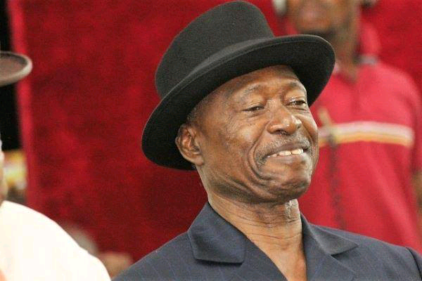 David Mark célèbre Sam Amuka à 90