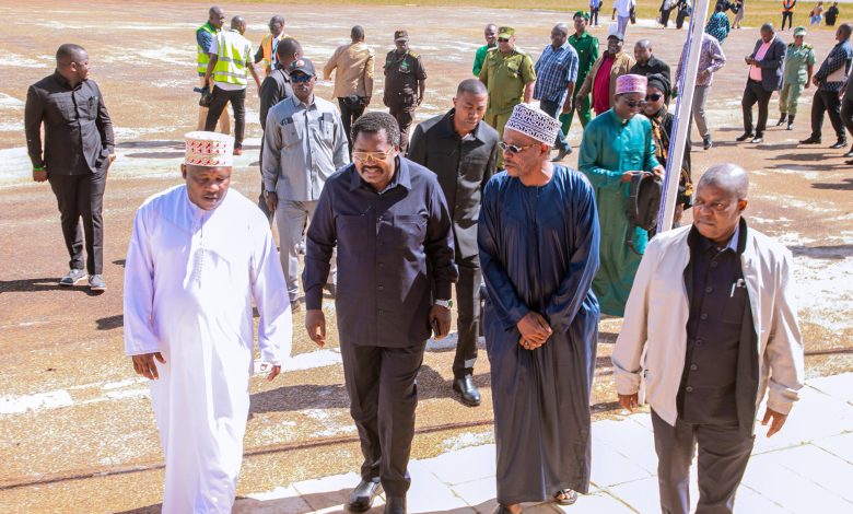 Le Dr Nchimbi de CCM assiste aux funérailles de Songambe à Songea