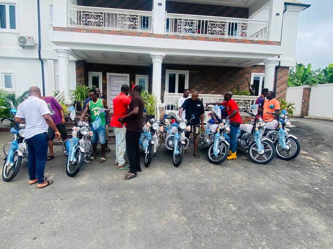 Le conférencier de l'Assemblée Edo distribue des motos pour les jeunes de la circonscription d'Owan West