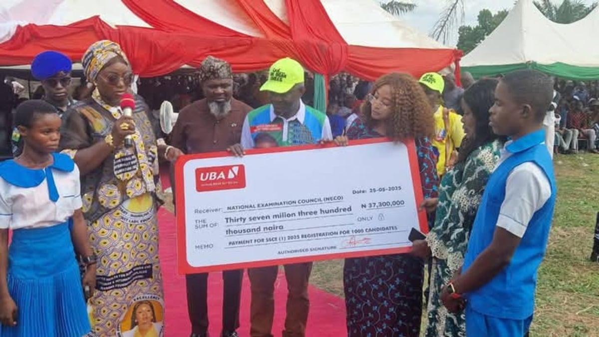 Le membre des représentants paie les frais de WAEC, NECO, JAMB pour 2 500 étudiants Ebonyi