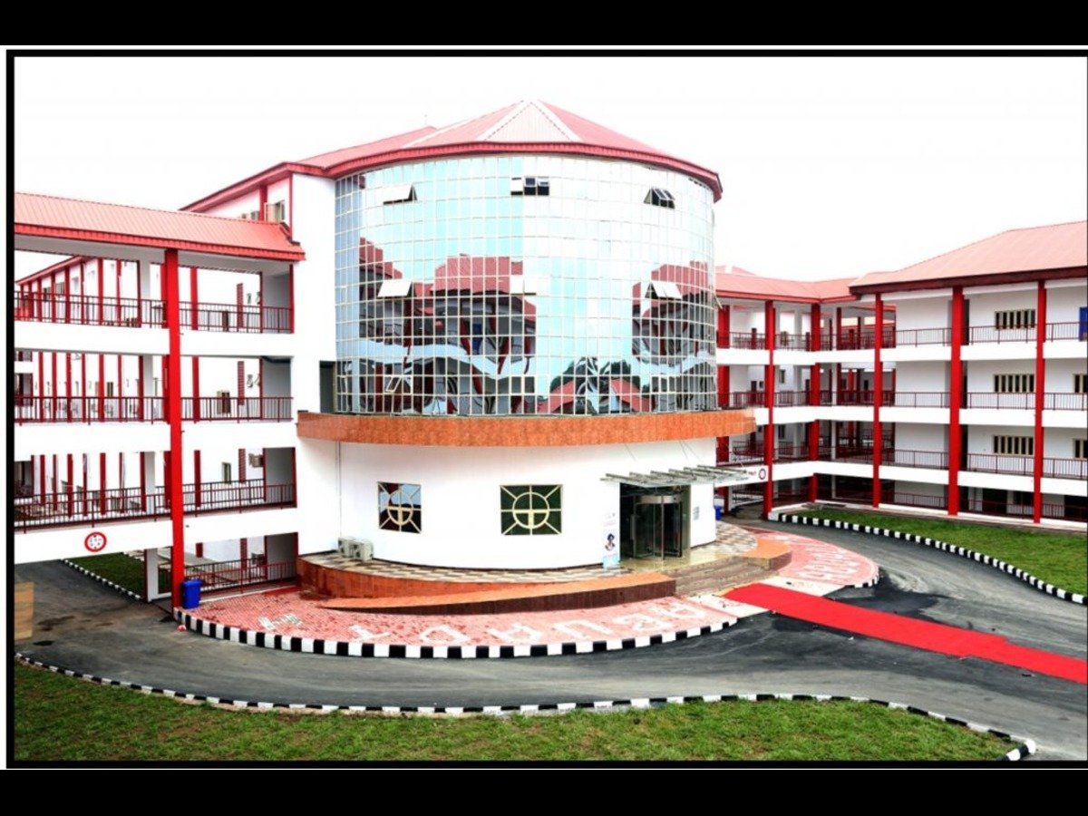 Le ministère de l'Éducation est salué Afe Babalola sur le 100e rang mondial d'Abuad