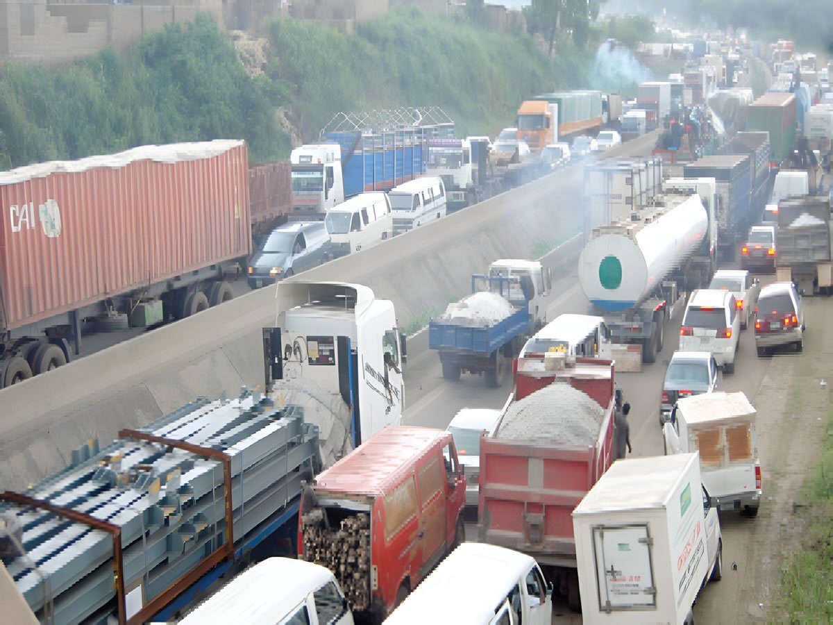 Les passagers lamentaient, les longues distances en tant que grêle sur l'autoroute Ibadan-Lagos persistent pendant des heures