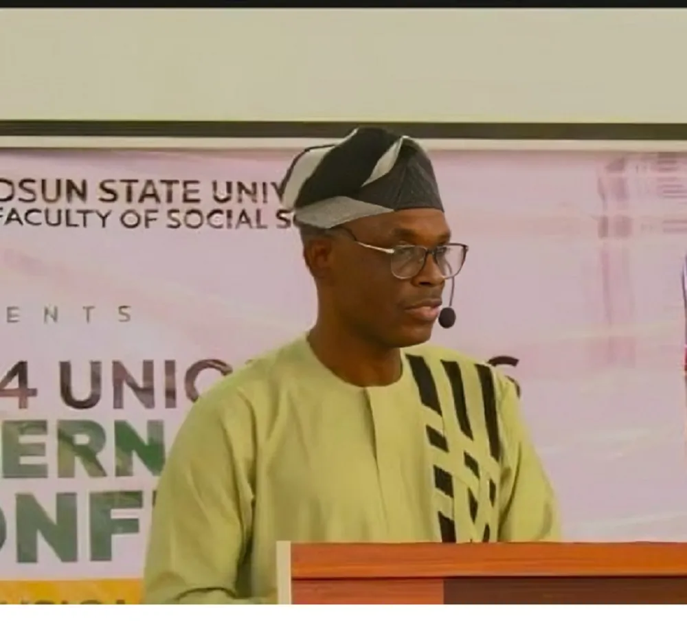 Amb Awolọwọ Dosumu Felicitates Lasisi Olagunju sur Nal Honorary Fellowship