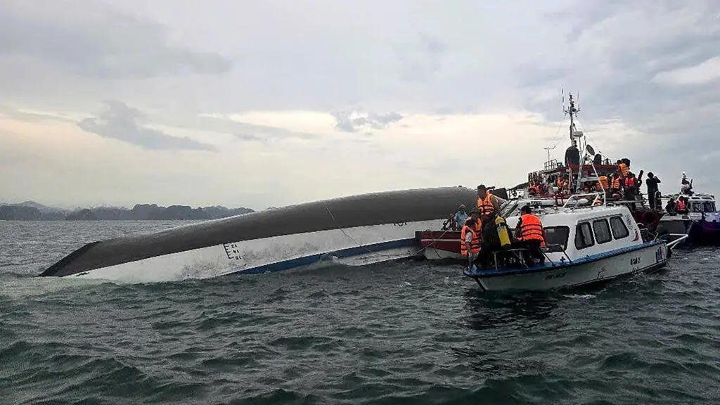 Au moins 34 morts alors que le bateau touristique se fait chanter dans la baie d'Halong au Vietnam