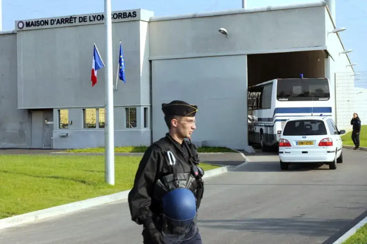 Break de prison: le détenu échappe à la prison française dans le sac de camarade