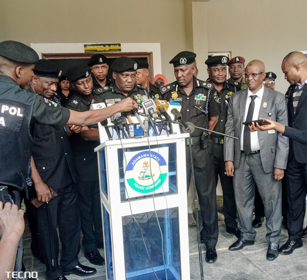 La police sauve 17 victimes, défilé 567 suspects de crime à Adamawa