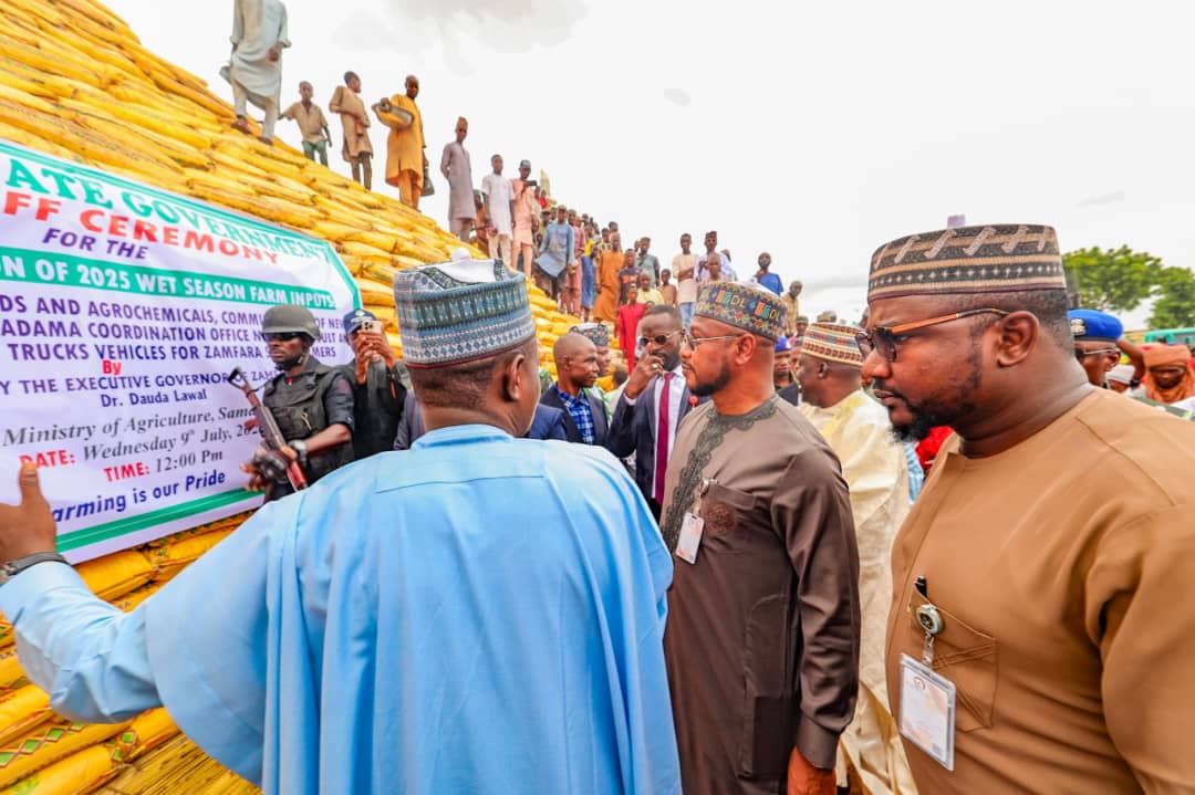 Le gouverneur Lawal offre 59 205 sacs d'engrais pour autonomiser les agriculteurs de Zamfara