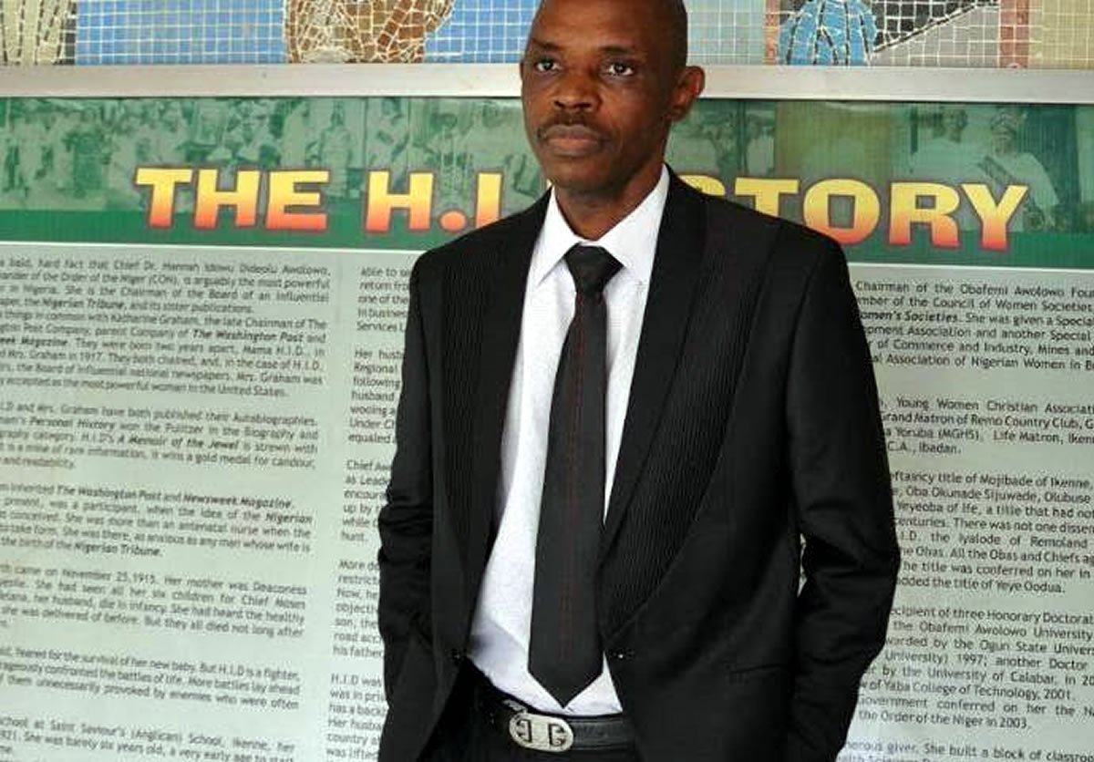 Le professeur Siyan Oyeweso, président du conseil de l'Université Obafemi Awolowo, félicite trois anciens élèves pour leurs élections en tant que camarades de l'Académie nigériane des lettres (NAL)