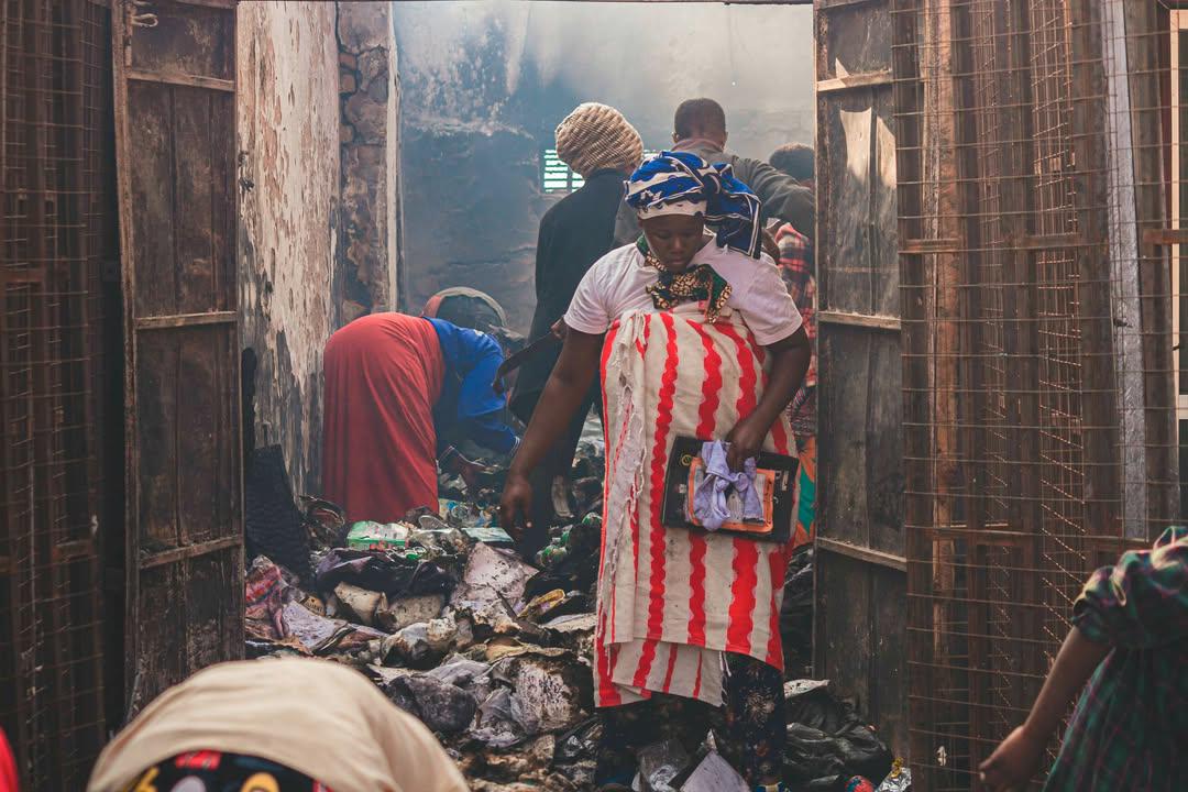 Les magasins réduits en cendres alors que le feu détruit un marché à Iringa