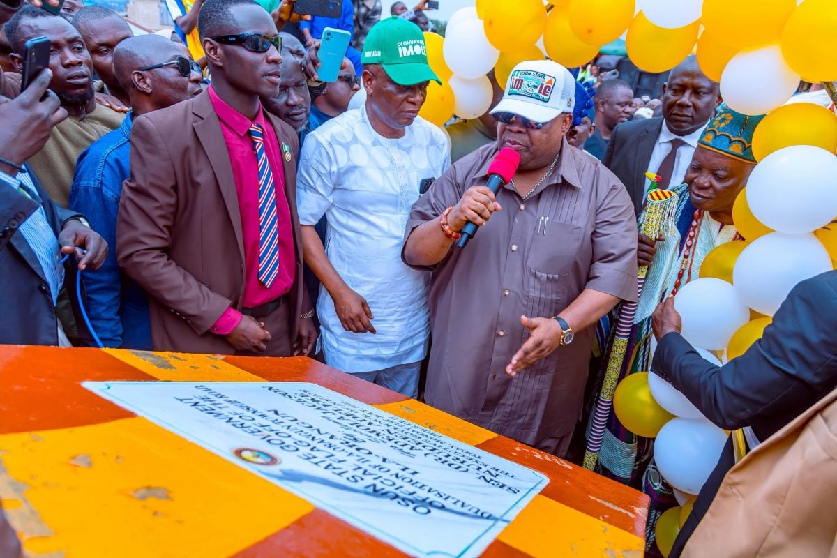 OSUN: Adeleke se rapproche de la dualisation du canton d'Ila, des routes limites d'Osogbo-Kwara