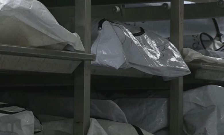 Préposé mortuaire, sorcier trouvé avec le corps humain