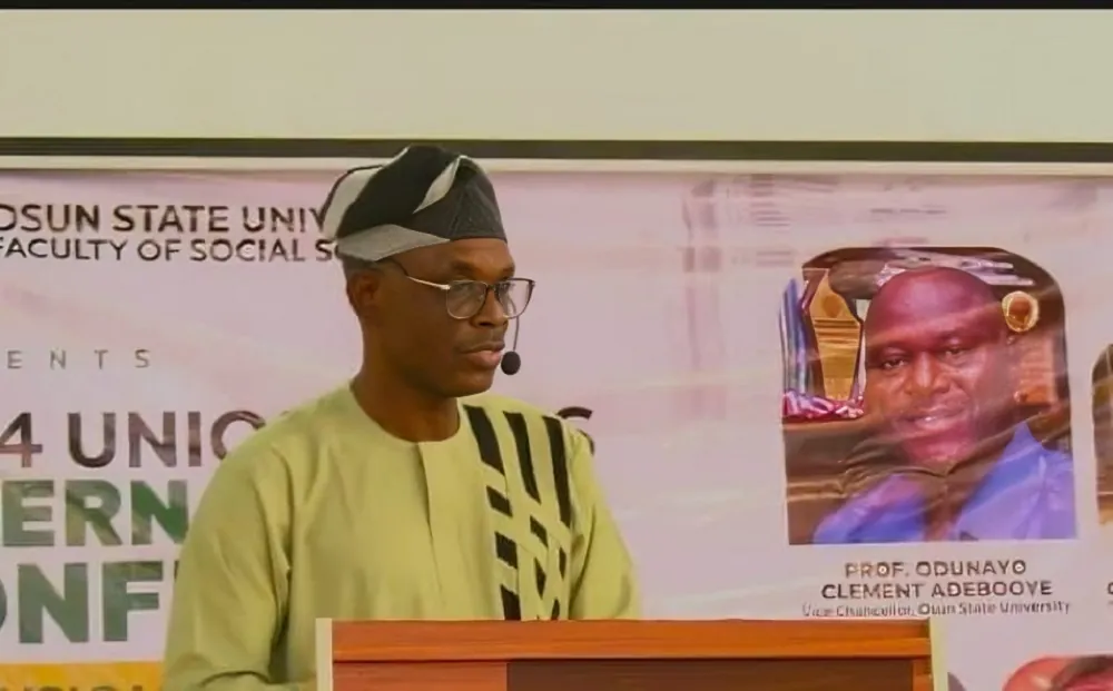 Tribune rédacteur en chef et chroniqueur, Olagunju, Obi de Onitsha, 13 professeurs deviennent des boursiers de l'Académie nigériane des lettres