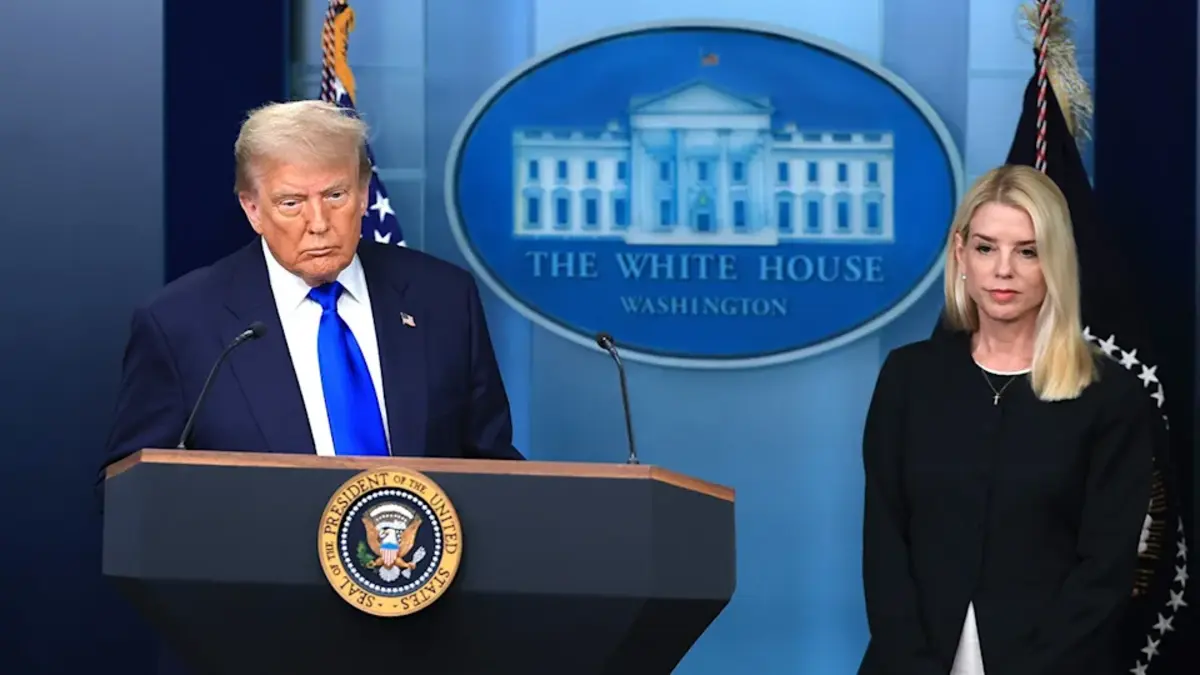 Trump défend Pam Bondi au milieu des dossiers d'Epstein