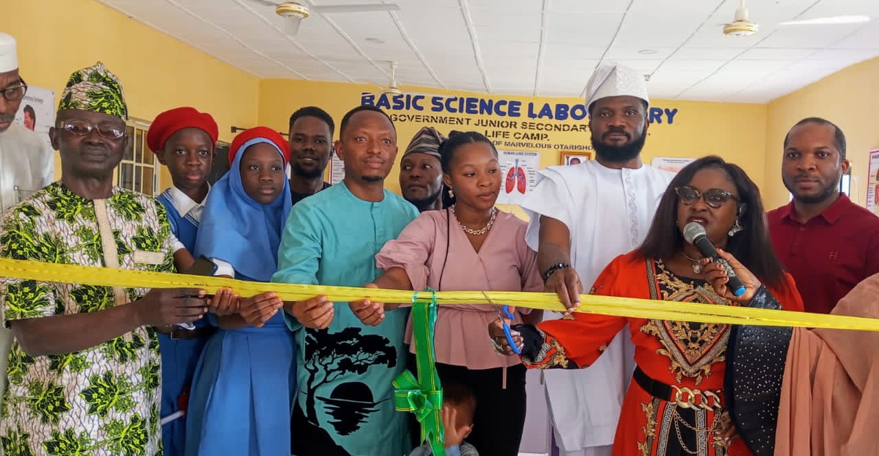 Un membre de la NYSC fait don de l'équipement de laboratoire d'une valeur de N8M à l'école Abuja