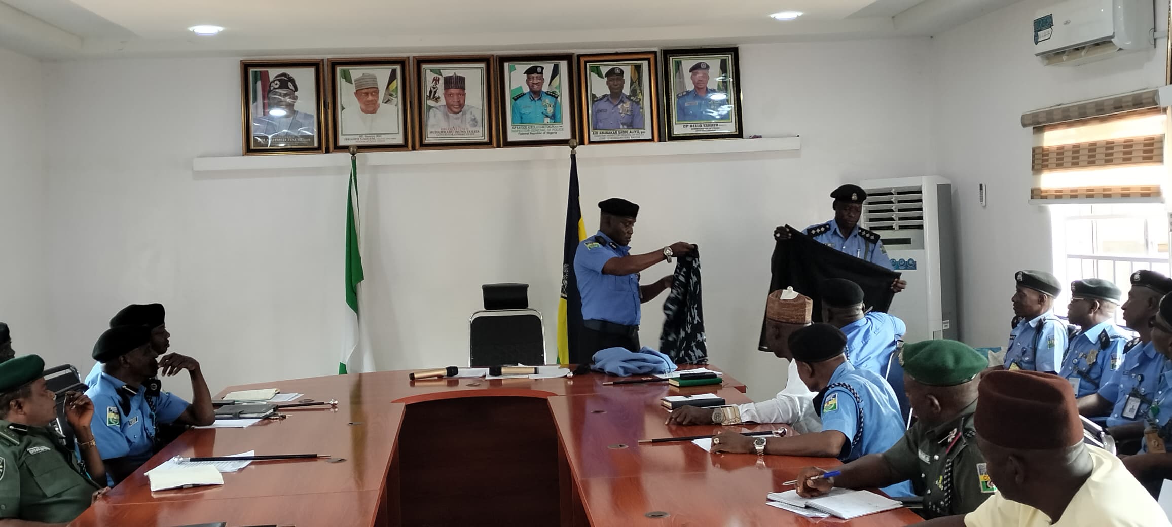 Bien-être du personnel: IGP dirige la distribution des kits de police personnalisés à Gombe