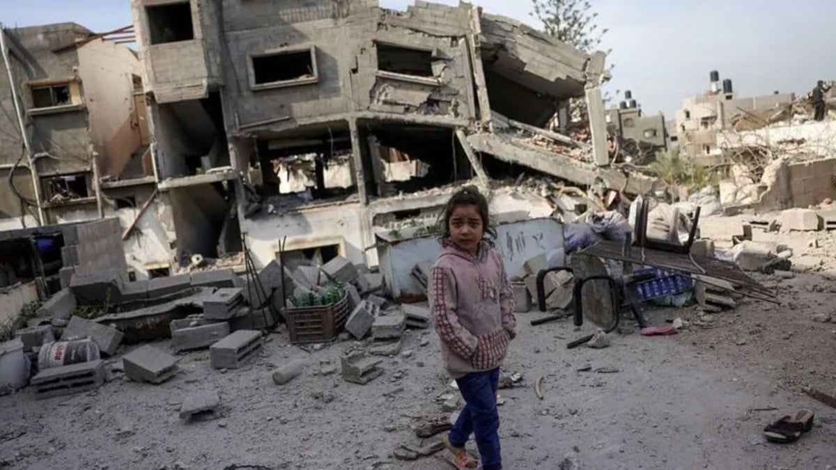 A young girl in front of destructed building in Gaza that has now being declared famine, Gaza where 34 have been killed, Gaza talks, Israeli defence minister Gaza, Gaza: 17 dead as Israel intensifies airstrikes