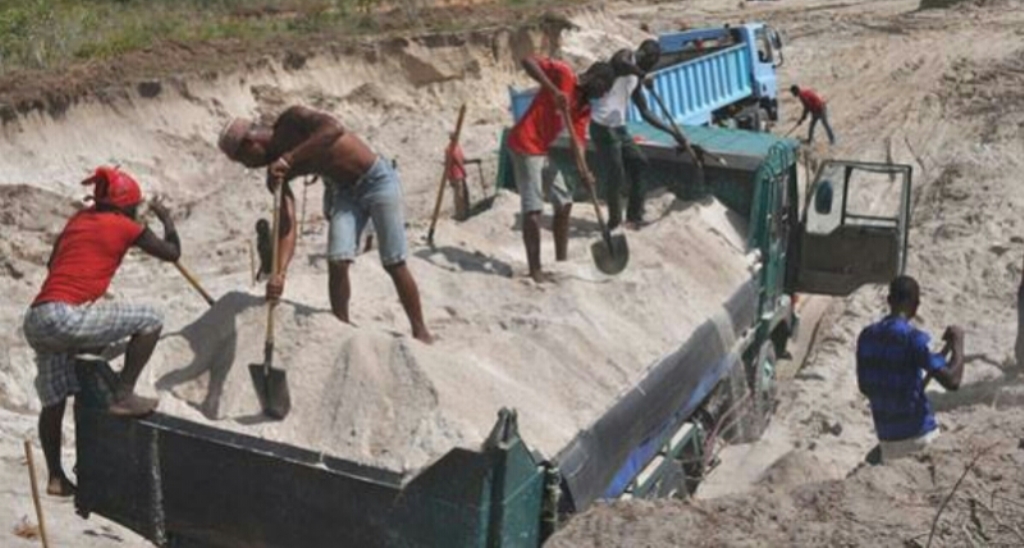 Les résidents des îles ont mis en garde contre l'exploitation de sable, le dépotoir des déchets