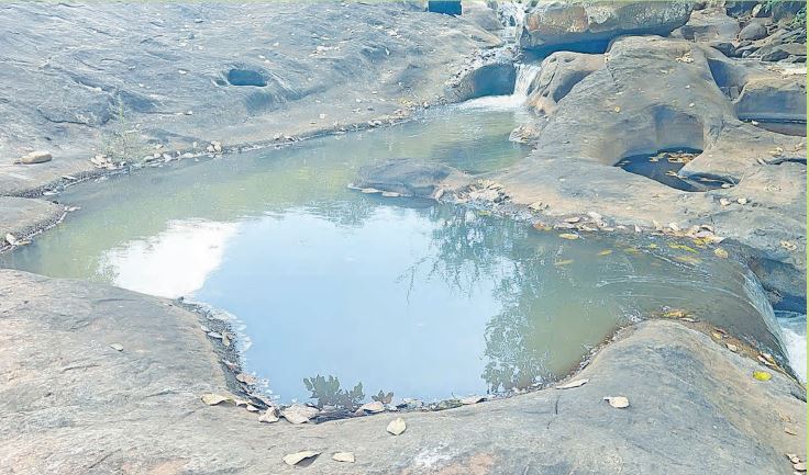 Liparamba Wildlife Reserve: Nature's Hidden Gem et la carte de l'Afrique sculptée dans la pierre