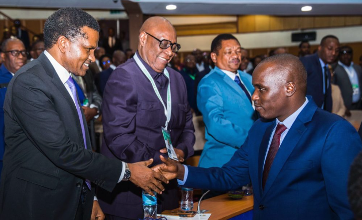 Le vice-Premier ministre et ministre de l'Énergie, le Dr Doto Biteko, fait ses adieux au secrétaire exécutif du NPC, le Dr Fred Nsemwa après une réunion à Arusha