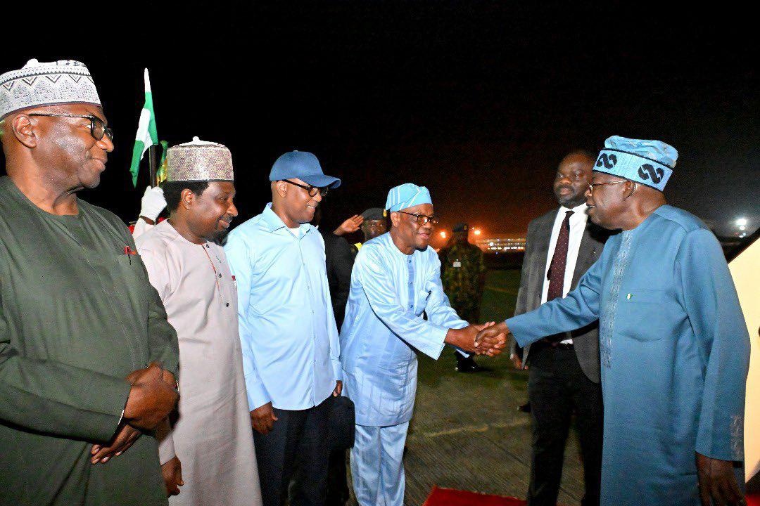 La présidente Bola Tinubu ayant une poignée de main avec le ministre du FCT, Nyesom Wike