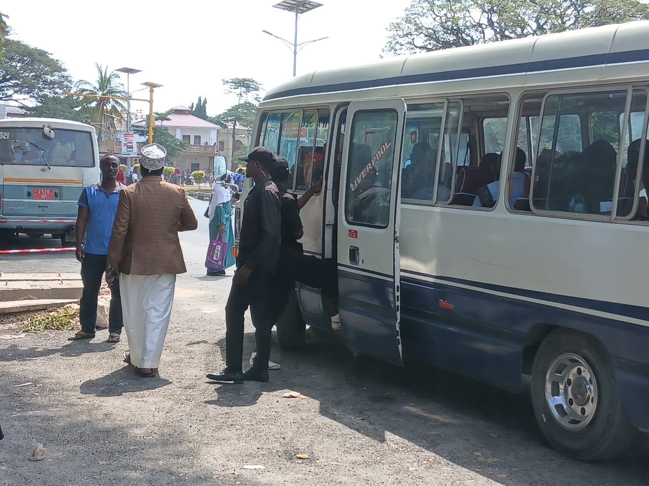 Soulagement pour les navetteurs alors que les services «Daladala» retournent au centre-ville de Zanzibar