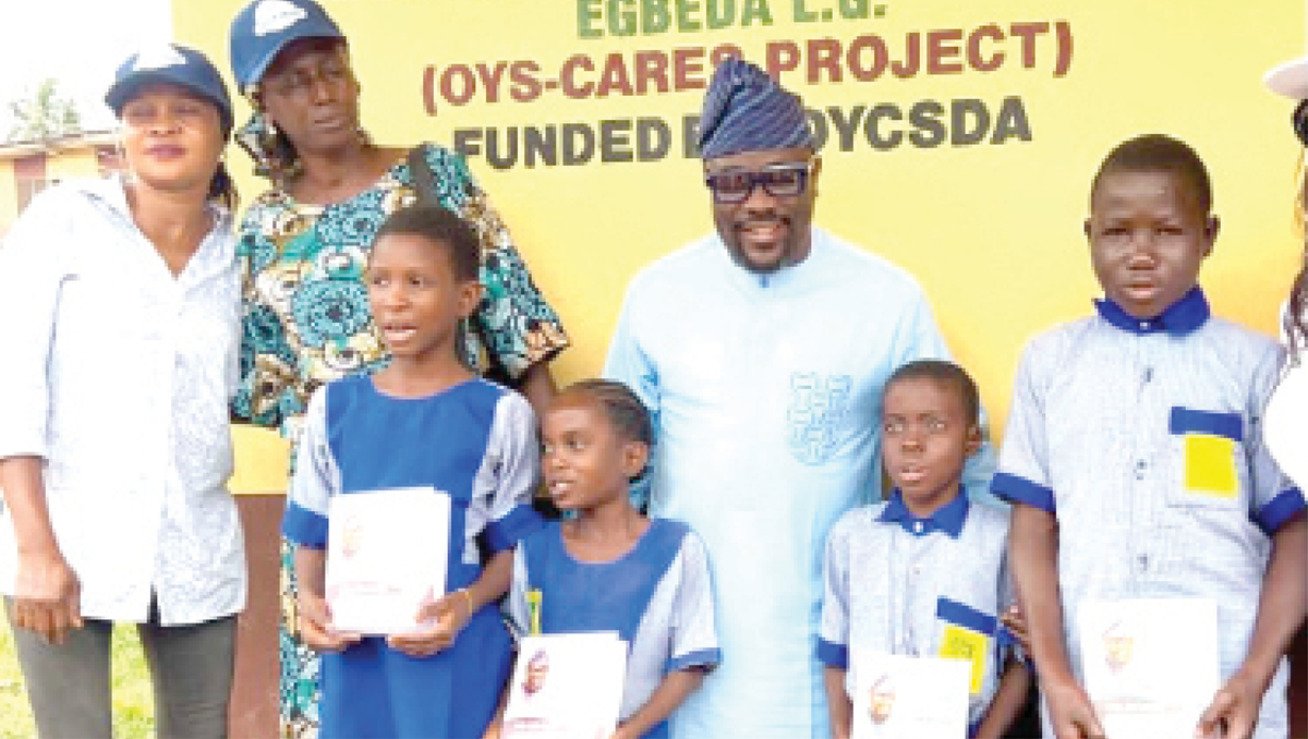 L'aspirant de l'Assemblée Oyo fait don de livres aux élèves d'Egbeda LG