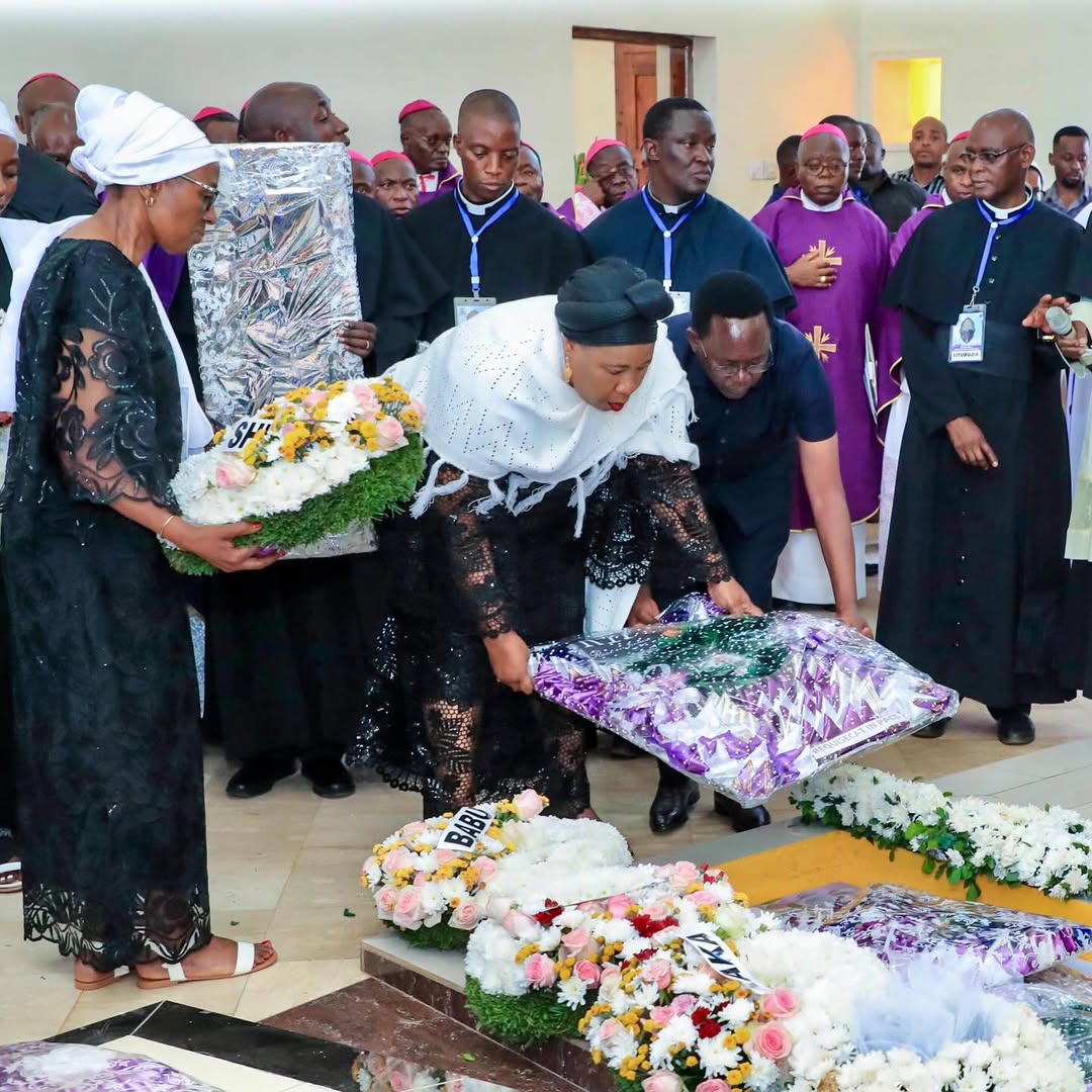 L'envoyé tanzanien au Vatican assiste à Requiem alors que l'archevêque Rugambwa est mis au repos