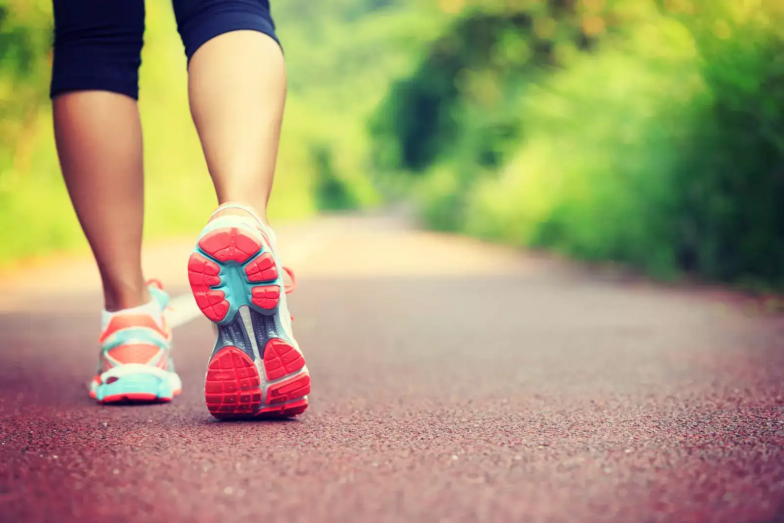 La marche quotidienne peut empêcher le risque de maux de dos de 23% - Étude