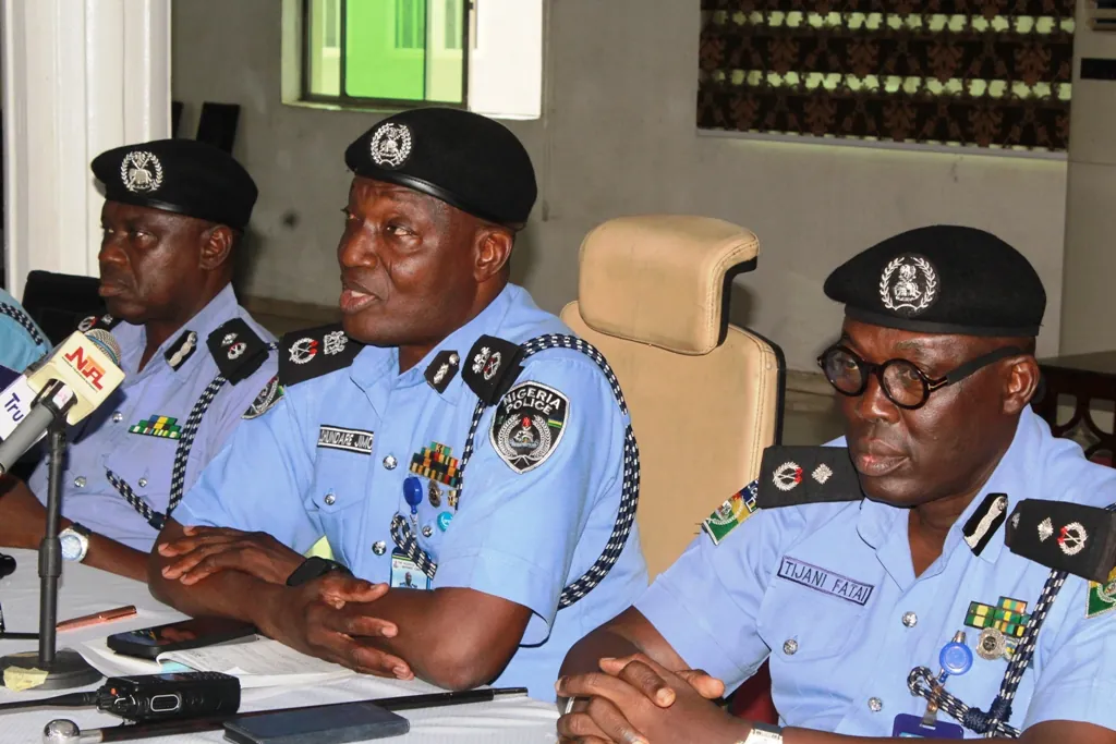 Lagos CP avertit les officiers contre l'extorsion alors que l'application du permis de verre teinté commence