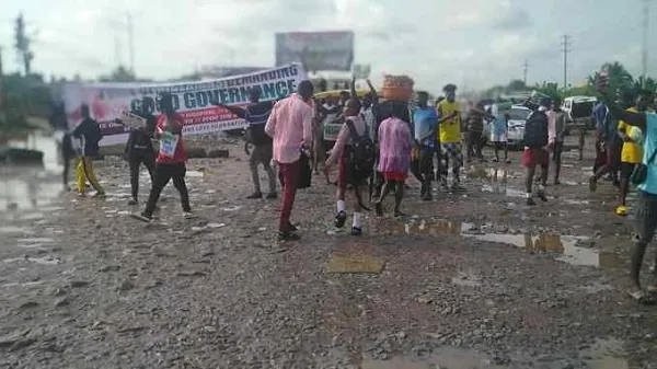 Protest in Benin, UNIBEN students mount roadblock