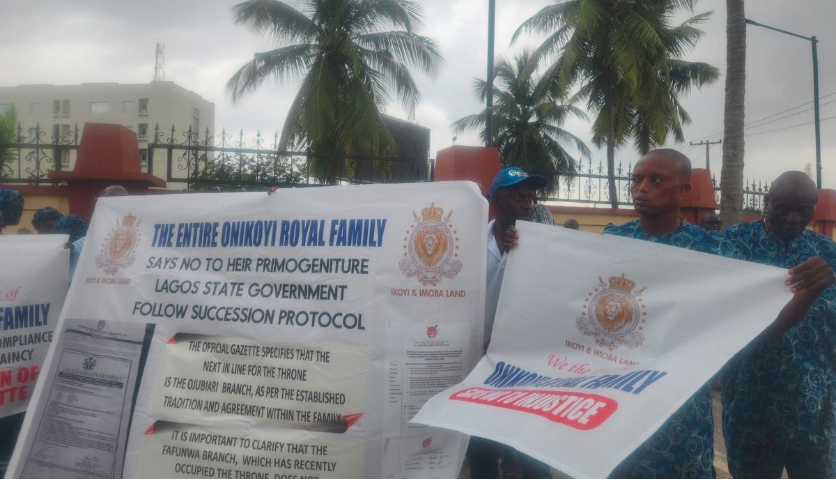 Onikoyi Royal Family Protests à l'assemblage de Lagos sur l'installation de Monarch
