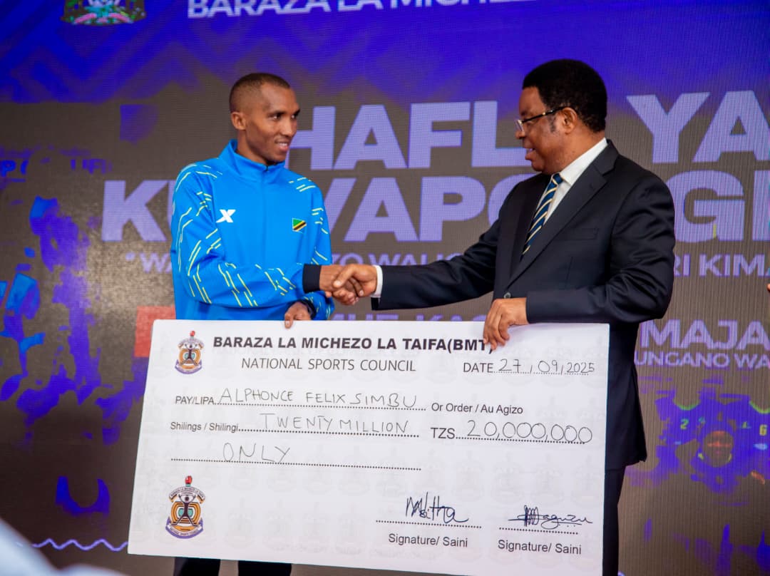 PM récompense Simbu 20m / - pour avoir remporté une médaille d'or dans le marathon IAAF