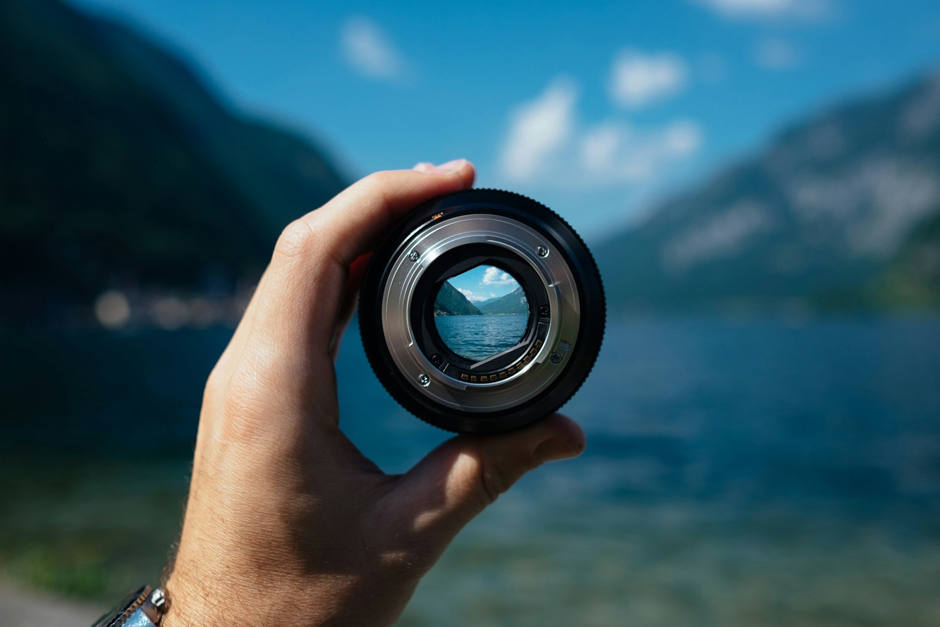 hand holding camera lens