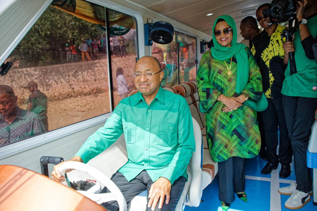 Mwinyi lance un service de bateau pour les patients pour Kojani Islet